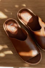 Sandalias bajas color beige con capellada ancha y suela track.