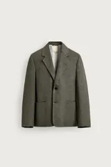 Blazer regular fit de lino en color verde militar, con cuello de solapas de muesca, cierre frontal de un botón y bolsillos de vivo en la cadera.