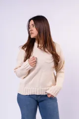 Sweater de punto grueso con cuello redondo, manga larga y diseño holgado. Presenta puños y ruedo acanalados.