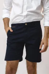 Bermuda de gabardina azul marino, corte recto y largo a la rodilla.