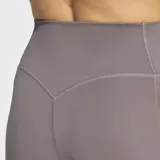 Calza corta de entrenamiento Adidas Optime, de tiro alto y ajuste ceñido. Presenta las icónicas tres rayas de la marca en el lateral y un bolsillo integrado en el muslo. Confeccionada con tecnología Adimove y Lycra Sport para mayor elasticidad y soporte.