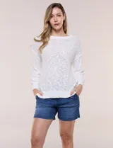 Buzo liviano de algodón blanco con textura y transparencias, de punto abierto, escote bote, mangas largas con hombros caídos y costuras expuestas.