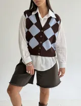 Chaleco tejido de punto con diseño de rombos en tonos marrón y beige, con escote en V y cierre frontal de botones.