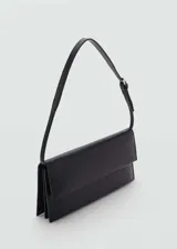 Bolso de mano tipo baguette con diseño minimalista y estructura rígida. Cuenta con una solapa frontal, cierre de botón a presión y una correa de hombro ajustable con hebilla.