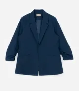 Blazer alargado azul marino de crepé, sin cierre, con solapas y mangas fruncidas.
