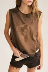 Musculosa marrón tipo muscle tee, de calce relajado con sisas anchas y cuello redondo. Cuenta con un estampado gráfico frontal de inspiración japonesa vintage.