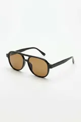 Lentes de sol estilo aviador con armazón negro de policarbonato y cristales marrones degradados con protección UV400.
