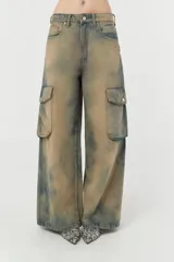 Pantalón de jean wide leg con lavado vintage y bolsillos cargo laterales con fuelle y tapa.