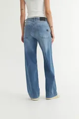 Pantalón de jean azul de corte holgado, con cintura alta y cierre frontal con botones.