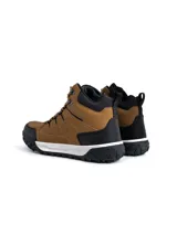Bota de trekking de caña alta modelo Alpes, confeccionada en ecocuero marrón con refuerzos negros en puntera y talón. Cuenta con cuello acolchado, ojalillos metálicos, cordones bicolores y suela dentada antideslizante con entresuela blanca.