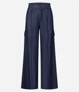 Pantalón wide leg de jean azul oscuro, con cintura media, bolsillos cargo laterales con solapa y cierre frontal con botón y cremallera.