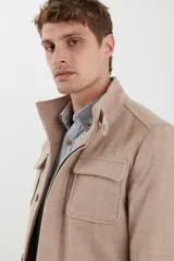 Sobretodo de paño casual color negro, con abotonadura frontal, bolsillos frontales con solapa, cuello alto y detalles de presillas en los hombros.