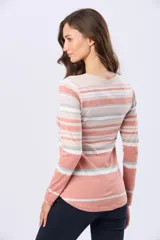 Remera manga larga con cuello redondo y botones, con estampado de rayas horizontales en tonos lavanda, beige, blanco y celeste.