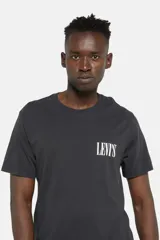 Remera negra de corte relajado con logo de Levi's estampado en el pecho.