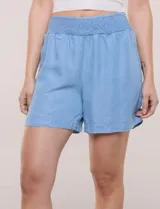 Short celeste confeccionado en lyocell, de corte holgado, con tiro alto, pretina ancha elastizada fruncida y bolsillos laterales.