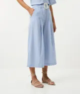 Pantalón pantacourt a rayas verticales azules y blancas, confeccionado en algodón. Incluye cinturón blanco con hebilla forrada.