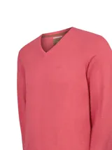 Sweater de punto color salmón, con escote en V y mangas largas.