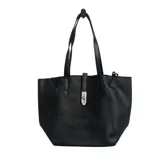 Cartera tipo tote bag color negro, con textura granulada, doble asa de hombro y cierre frontal con broche metálico plateado.