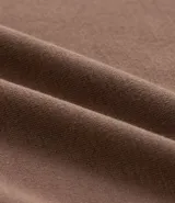 Blusa de manga larga con cuello alto, confeccionada en tejido de viscosa con elastano, de diseño liso y ajuste al cuerpo.