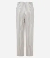 Pantalón recto de cintura alta, color beige con rayas verticales oscuras, bolsillos funcionales y detalle de aletas con botones en la cintura.