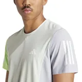 Remera técnica Adidas de running con diseño de bloques de color. El cuerpo principal es blanco/gris claro, el panel lateral izquierdo y la manga son verde lima, y el panel lateral derecho y la manga son gris lila. Presenta logo Adidas reflectante en el pecho y las tres franjas reflectantes en ambas mangas.