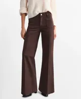 Pantalón de jean marrón de corte wide leg, tiro medio, con bolsillos delanteros aplicados y costuras frontales marcadas.
