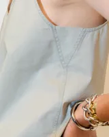 Musculosa color beige de poplin paper gastado 100% algodón con efecto vintage. De corte relajado, tiene escote redondo bajo, cartera oculta y pequeños recortes a los costados en el ruedo lateral.