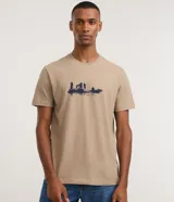 Remera de algodón color tostado, con cuello redondo, mangas cortas y estampa localizada en el pecho con diseño marino y la frase "mar aberto".
