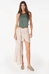 Top halter de tencel color beige con silueta asimétrica y diseño minimalista.