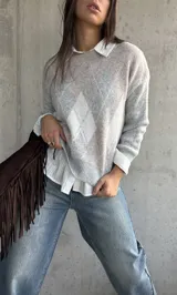 Sweater de punto con diseño de rombos en tonos gris y beige, cuello redondo, mangas largas y puños acanalados.