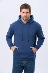 Canguro con capucha de color gris oscuro, confeccionado en tejido de felpa con interior de micropolar. Presenta cordones ajustables en la capucha y un pequeño logo bordado en el pecho.