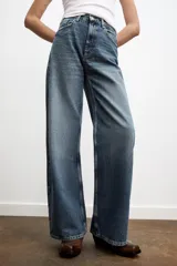 Jeans de mujer tiro alto, color celeste claro lavado, con cinco bolsillos y pierna extra ancha y larga.