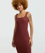 Vestido midi de Blue Steel confeccionado en tejido rib acanalado, con escote cuadrado y breteles anchos. Diseño básico y ajustado al cuerpo.