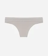 Bombacha tipo bikini de corte clásico, confeccionada en tejido de poliamida texturizado con tecnología seamless. Presenta un diseño liso en color bordó con bordes en contraste color blanco y detalle de logo bordado en el frente.