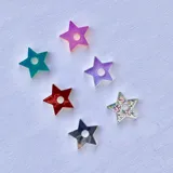 Set de aros de acero quirúrgico hipoalergénico con dijes intercambiables de diferentes formas y colores: corazones holográficos, estrellas metalizadas y rayos de colores.
