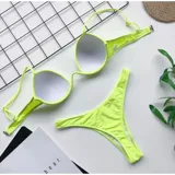 Conjunto de bikini color lila, compuesto por un soutien con aro y tirantes finos regulables, y una bombacha colaless de tiro medio.