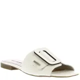 Zuecos de cuero color tostado con diseño de punta cuadrada y hebilla decorativa grande en el empeine. Cuenta con una pequeña placa metálica con el logo de la marca en el lateral.