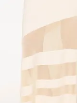 Pollera larga negra de tejido de punto con organza transparente en la parte inferior.