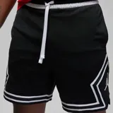 Short deportivo Jordan Diamond confeccionado en tejido de malla transpirable con tecnología Dri-FIT. Presenta un diseño en color negro con detalles de franjas blancas en los laterales y el ruedo, cintura elástica con cordón ajustable y bolsillos laterales.