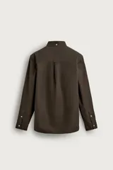 Camisa de manga larga regular fit en color marrón oscuro, confeccionada en tejido de algodón. Presenta cuello abotonado, bolsillo de parche en el pecho y cierre frontal con botones en contraste.