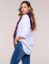 Pashmina de satén con estampado de mandalas en tonos naranja y verde.