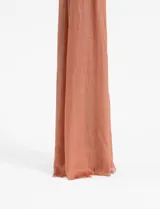 Pashmina rectangular lisa color beige, confeccionada en algodón.