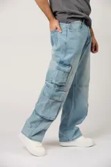 Jean baggy cargo de color celeste claro, de corte amplio y relajado, con múltiples bolsillos utilitarios en los laterales de las piernas.