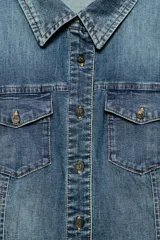 Camisa entallada de denim de manga corta, cuello camisero, bolsillos delanteros con solapa y cierre frontal de botones.