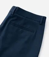 Pantalón de vestir corte slim confeccionado en tejido técnico con tecnología performance, que ofrece respirabilidad y secado rápido. Presenta cintura con pasadores, cierre tradicional y bolsillos laterales tipo cuchillo.