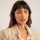 Conjunto de gargantilla y aros en oro 18k, con dijes circulares que presentan una circonia central engastada.