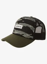 Gorra tipo trucker Quiksilver modelo Pidgeon Chicken, con frente estampado estilo camuflado en tonos verde militar y negro, visera curva en color verde militar y paneles traseros de red negra. Cuenta con un parche frontal rectangular con el logo de la marca.