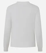 Cardigan de punto color gris, con cuello redondo, manga larga y cierre frontal con botones. Presenta puños y bajo acanalados, con un diseño clásico y versátil.