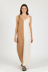 Vestido largo de viscosa, color block en beige y marrón, con breteles finos anudados en los hombros y escote en V.