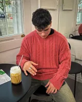 Sweater de hilo con diseño de ochos y efecto de lavado, de corte holgado, cuello redondo y mangas largas con puños acanalados.